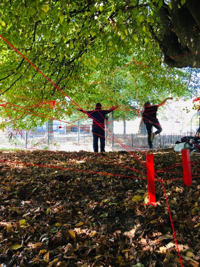 DES FIL(LES) ROUGES, UNE TOILE - La Morsure